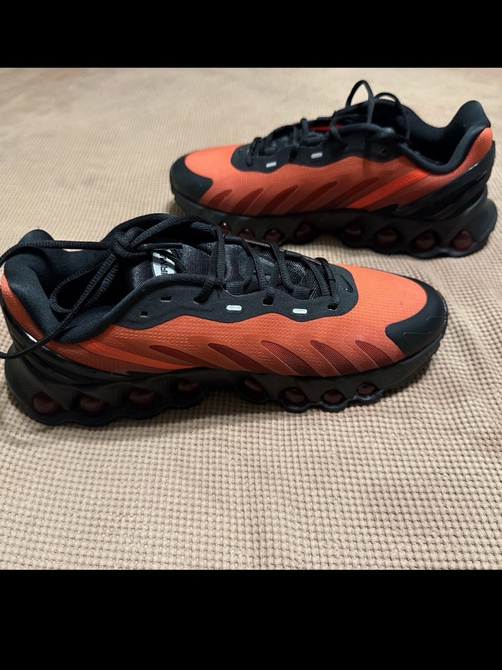 Nike Air Max DN8 GS Black University Red Size 7Y / Men 7 / Women 8.5